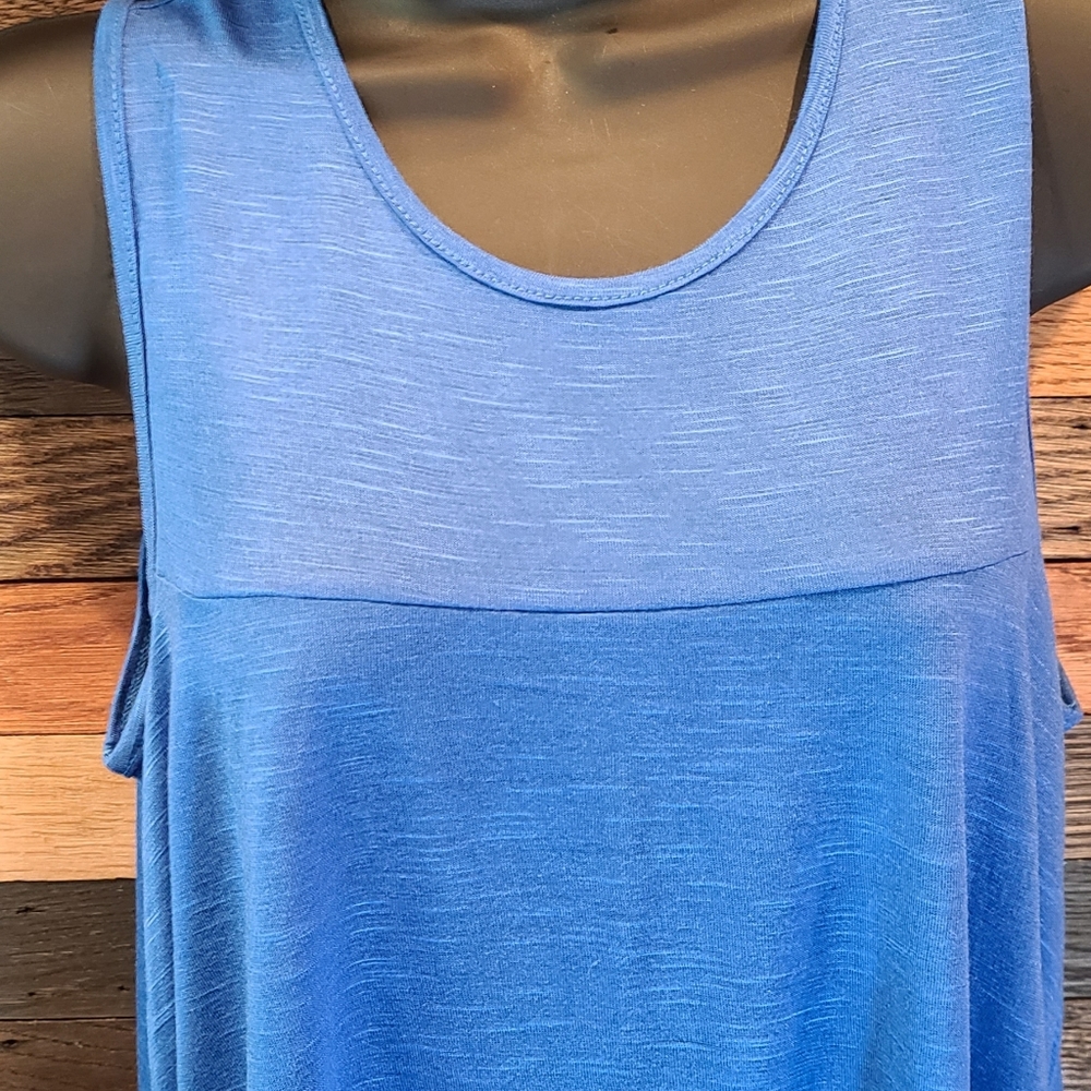π NEW COLOR THREAD SLEEVELESS TOP π - Picture 3 of 4